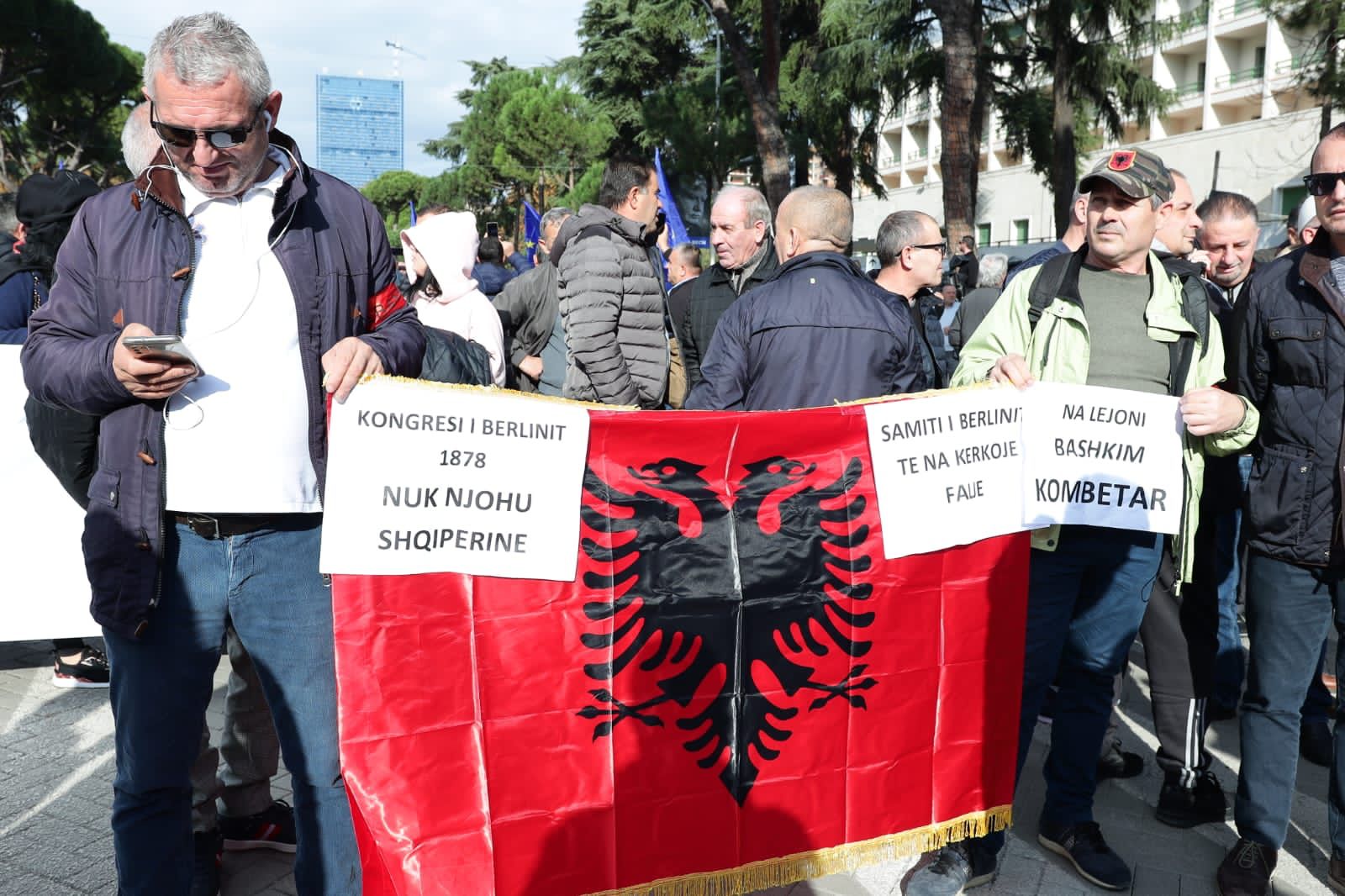 FOTO&VIDEO/ Shpërthen Bulevardi, nis protesta e opozitës