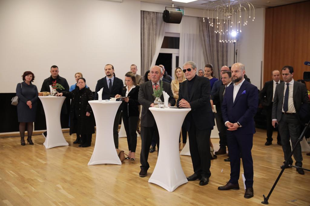 Libri “Midis krimeve dhe mirazheve”, të Besnik Mustafaj rikthehet mes të rinjve sot me 8 dhjetor