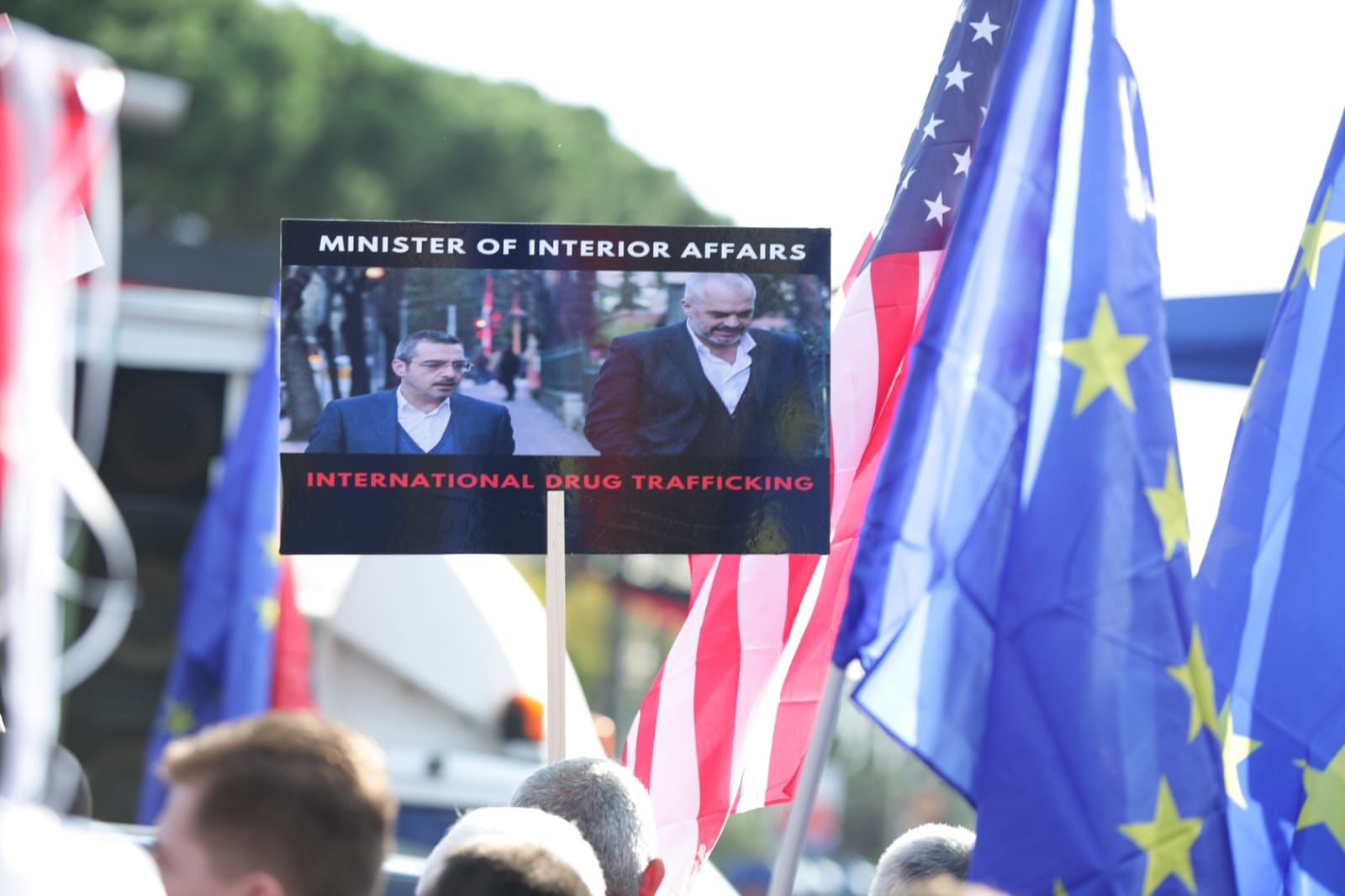 FOTO&VIDEO/ Shpërthen Bulevardi, nis protesta e opozitës