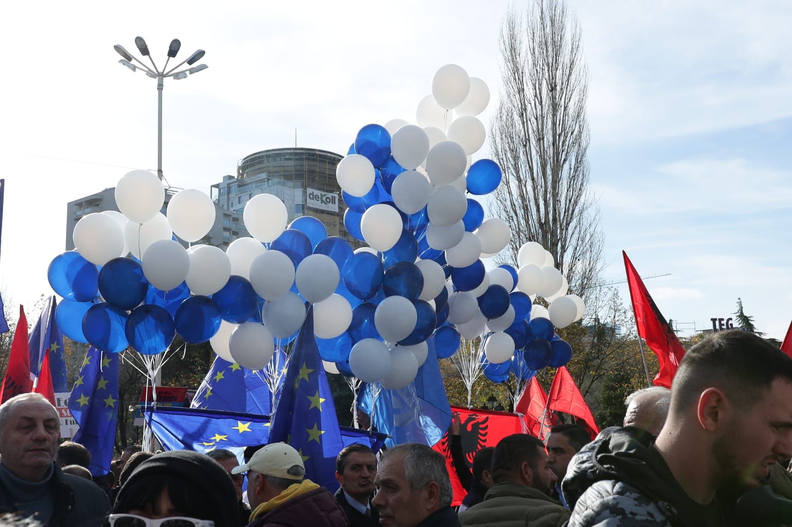 FOTO&VIDEO/ Shpërthen Bulevardi, nis protesta e opozitës