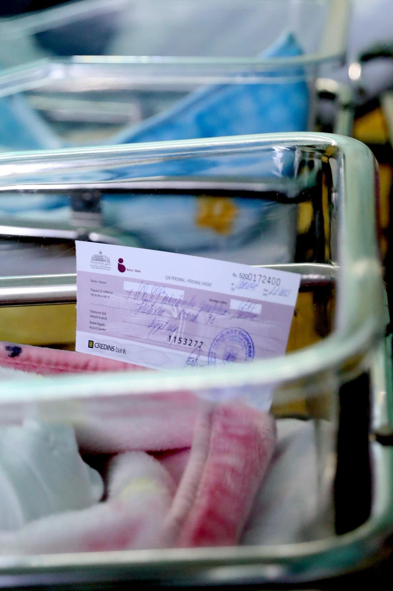 Postimi i parë i Ramës në rrjete sociale, çeqe për fëmijët që lindën gjatë festës