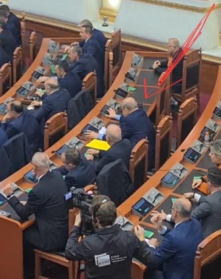 FOTOLAJM/ Lindita Nikolla falsifikon votimet në Kuvend, votohet për ata që nuk janë