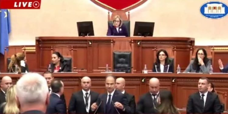 Tensione në Kuvend, opozita këmbëngul për mocionin me Ramën: Turpëroi Shqipërinë!