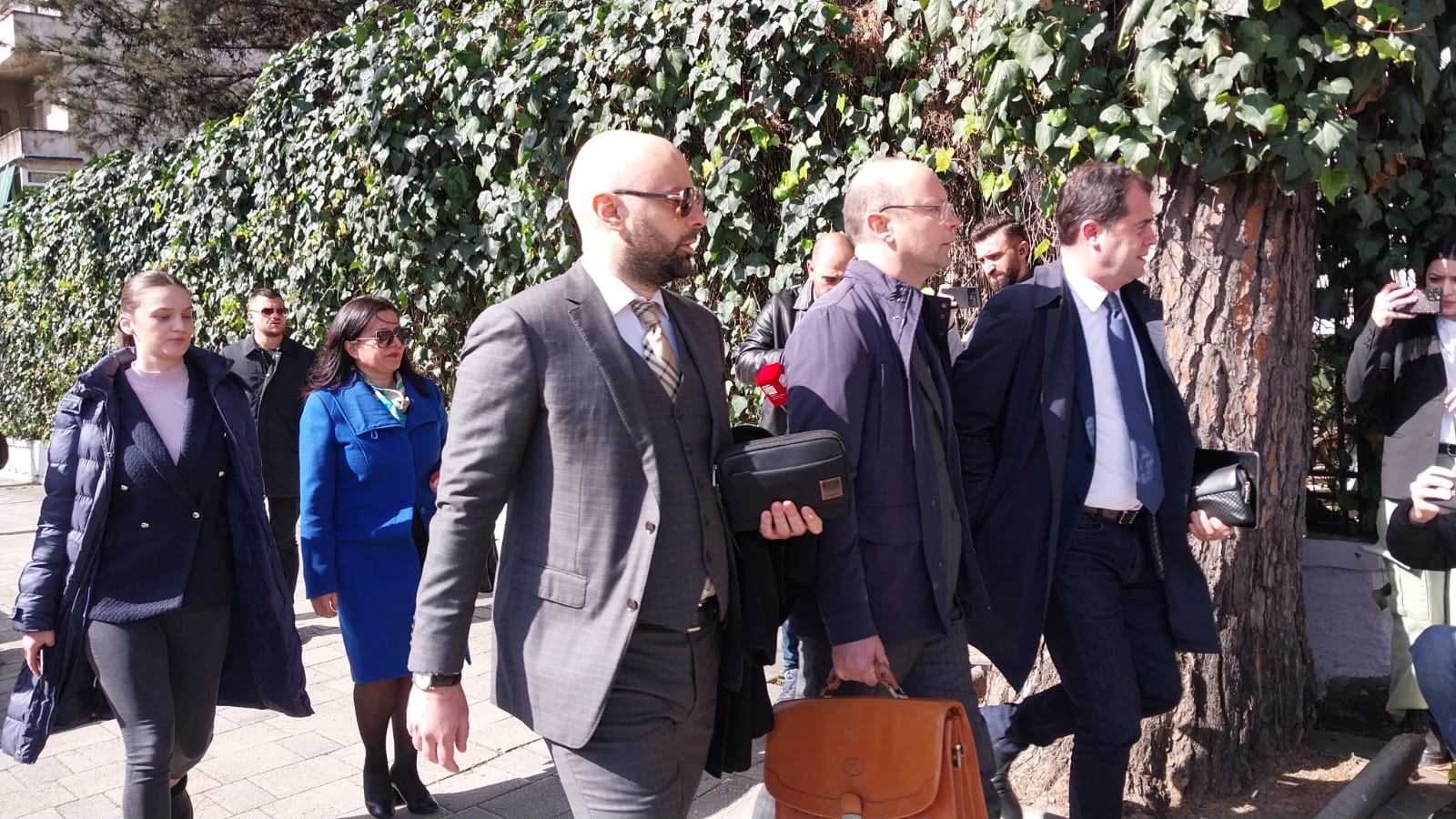 FOTOLAJM/ Tani gjyqi për vulën e PD në Apel, të rinjtë vënë një baner para gjykatës