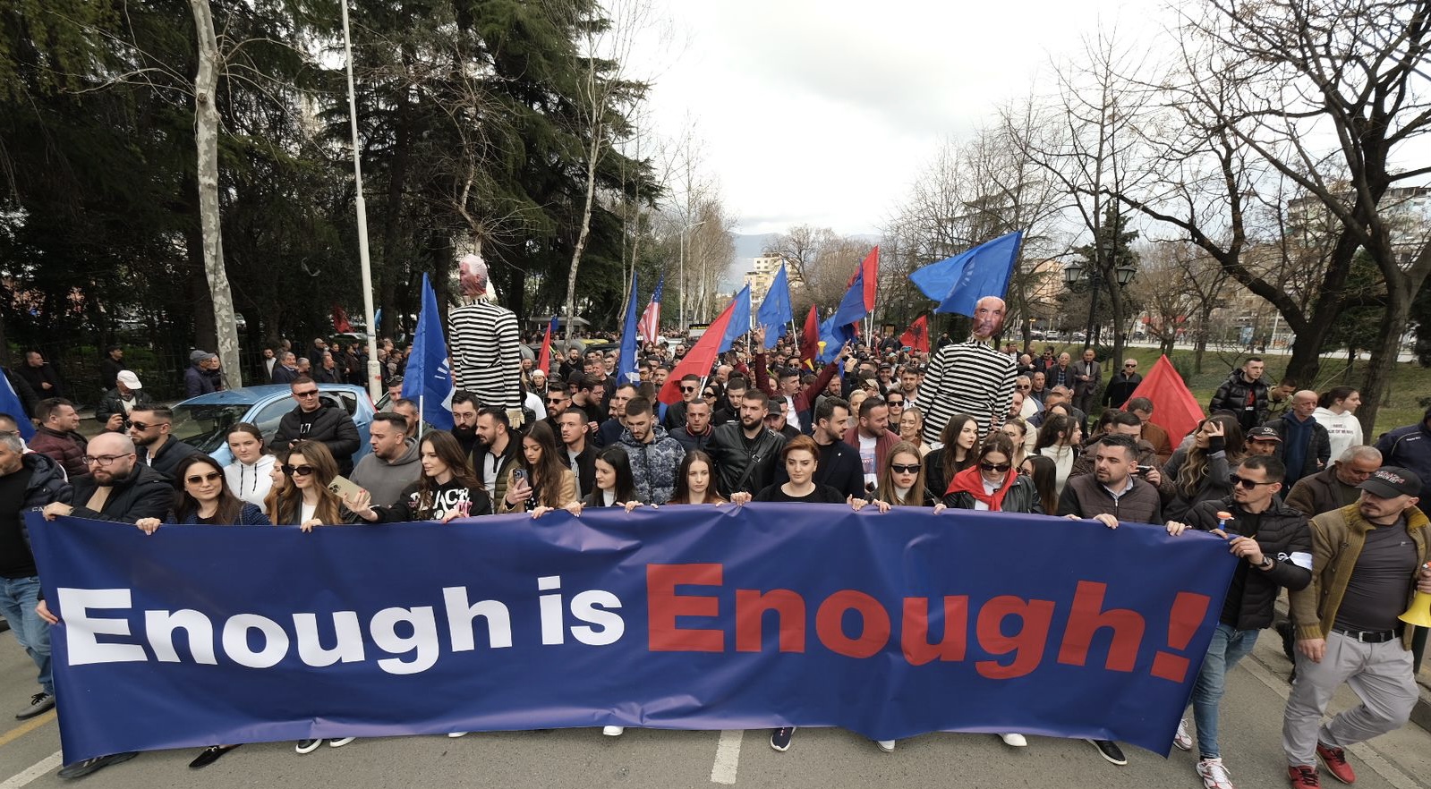 Nis protesta e opozitës, mijëra grumbulohen para Kryeministrisë