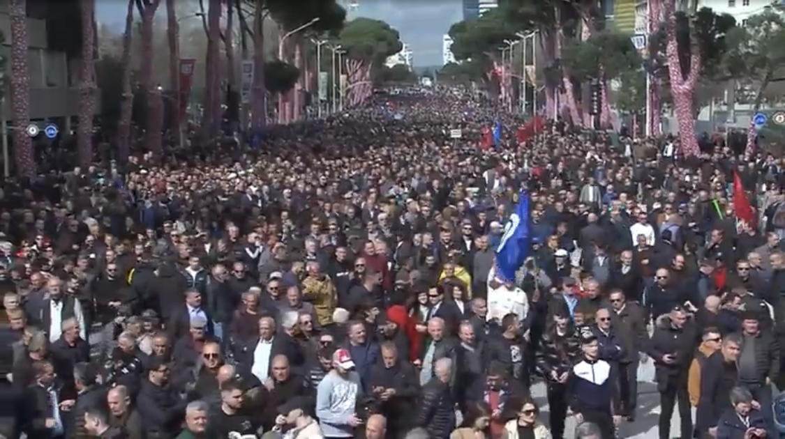 Të rinjtë i prijnë protestës: Është momenti më i mirë për të rrëzuar Edi Ramën