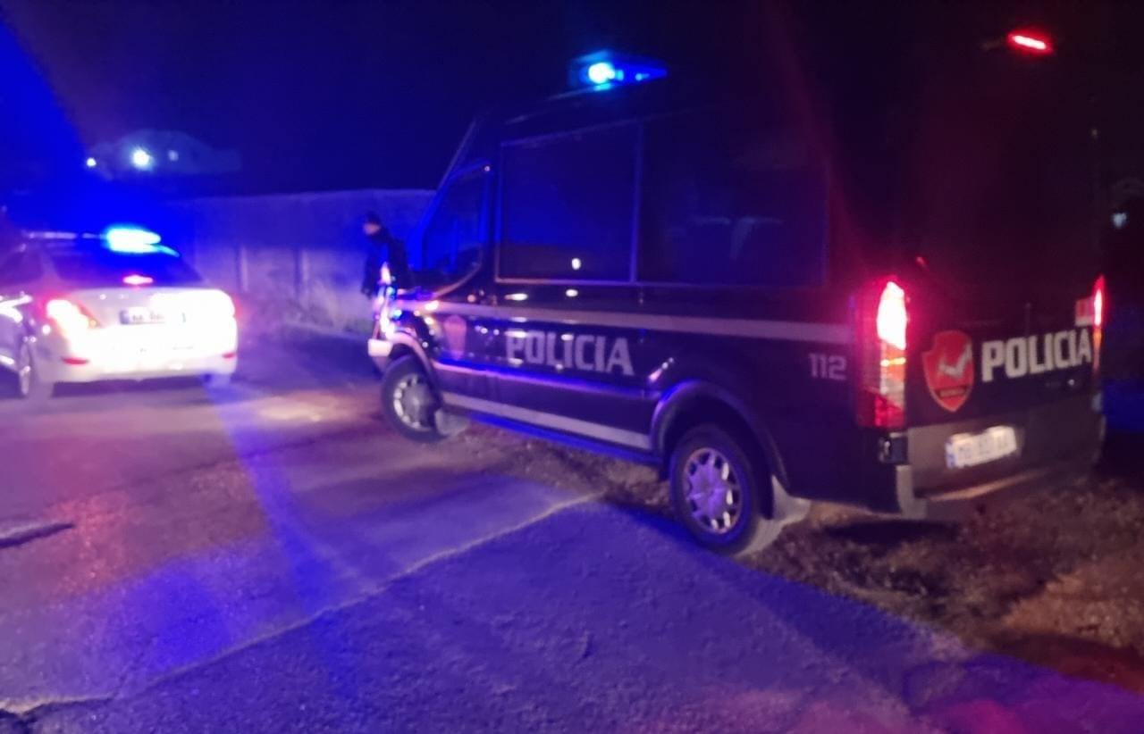 Aksident i rëndë në aksin Tiranë Durrës, një grua goditet me makinë