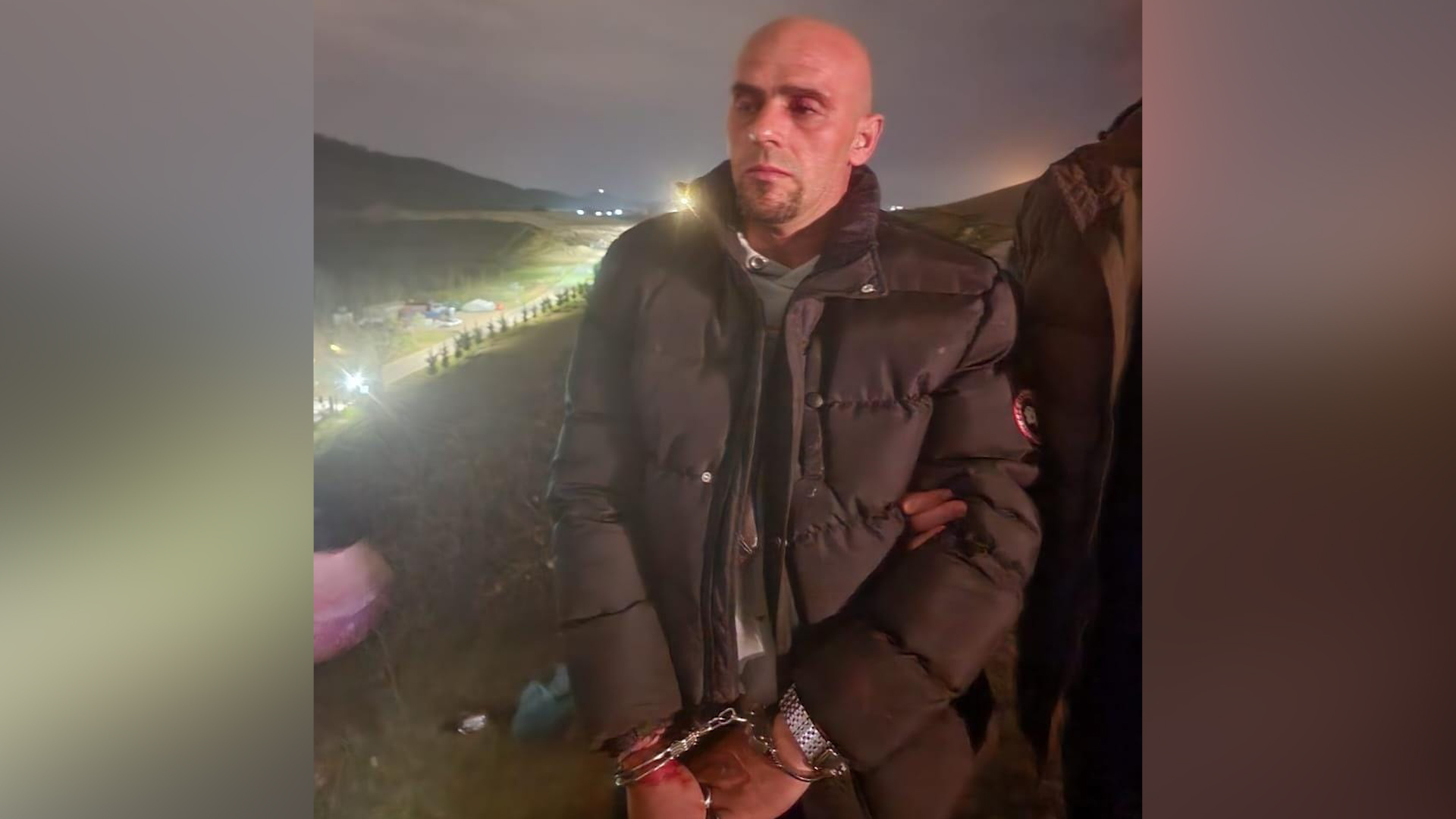 Detaje të reja, Hutrës i mbaruan fishekët dhe gruan e vjehrrën i qëlloi me thikë