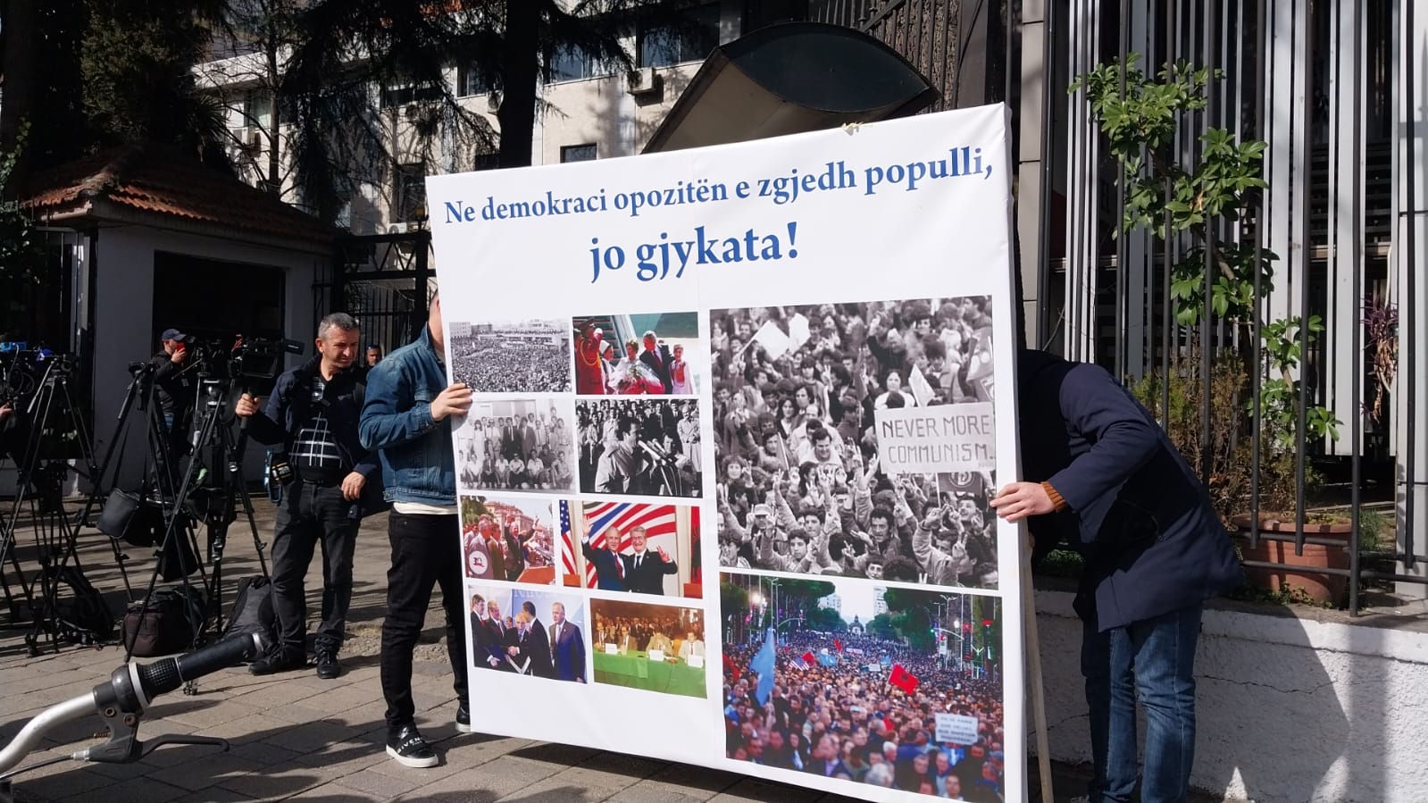 FOTOLAJM/ Tani gjyqi për vulën e PD në Apel, të rinjtë vënë një baner para gjykatës