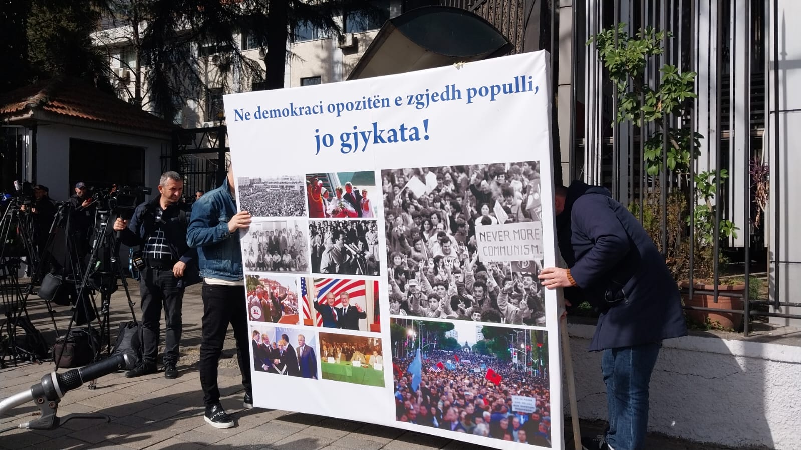 FOTOLAJM/ Tani gjyqi për vulën e PD në Apel, të rinjtë vënë një baner para gjykatës