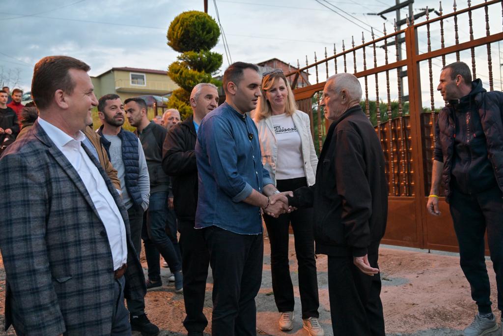 “S’ka kanalizime se drejtorët e Bashkisë janë ndërtues”- Këlliçi flet me banorët për 5 prioritetet që sjellin zgjidhje në Tiranë, dhe fton Veliajn në debat*