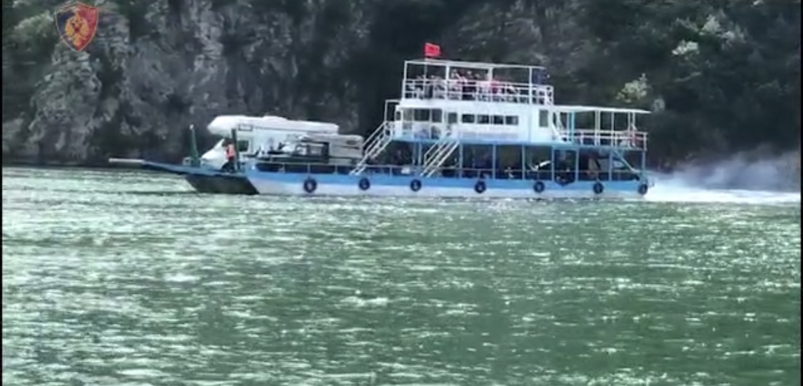Policia bllokon një traget në liqenin e Komanit, ndalohen edhe 5 varka