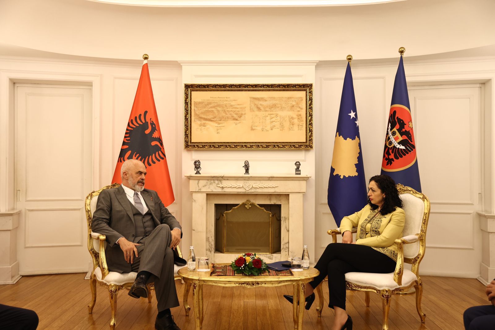 Konjufca tregon pse Kurti pak metra nga zyra e takimit Osmani-Rama, nuk pret kryeministrin nga Tirana. Konjufca: 3 arsye pse qëndrimi i Tiranës dëmton Kosovën
