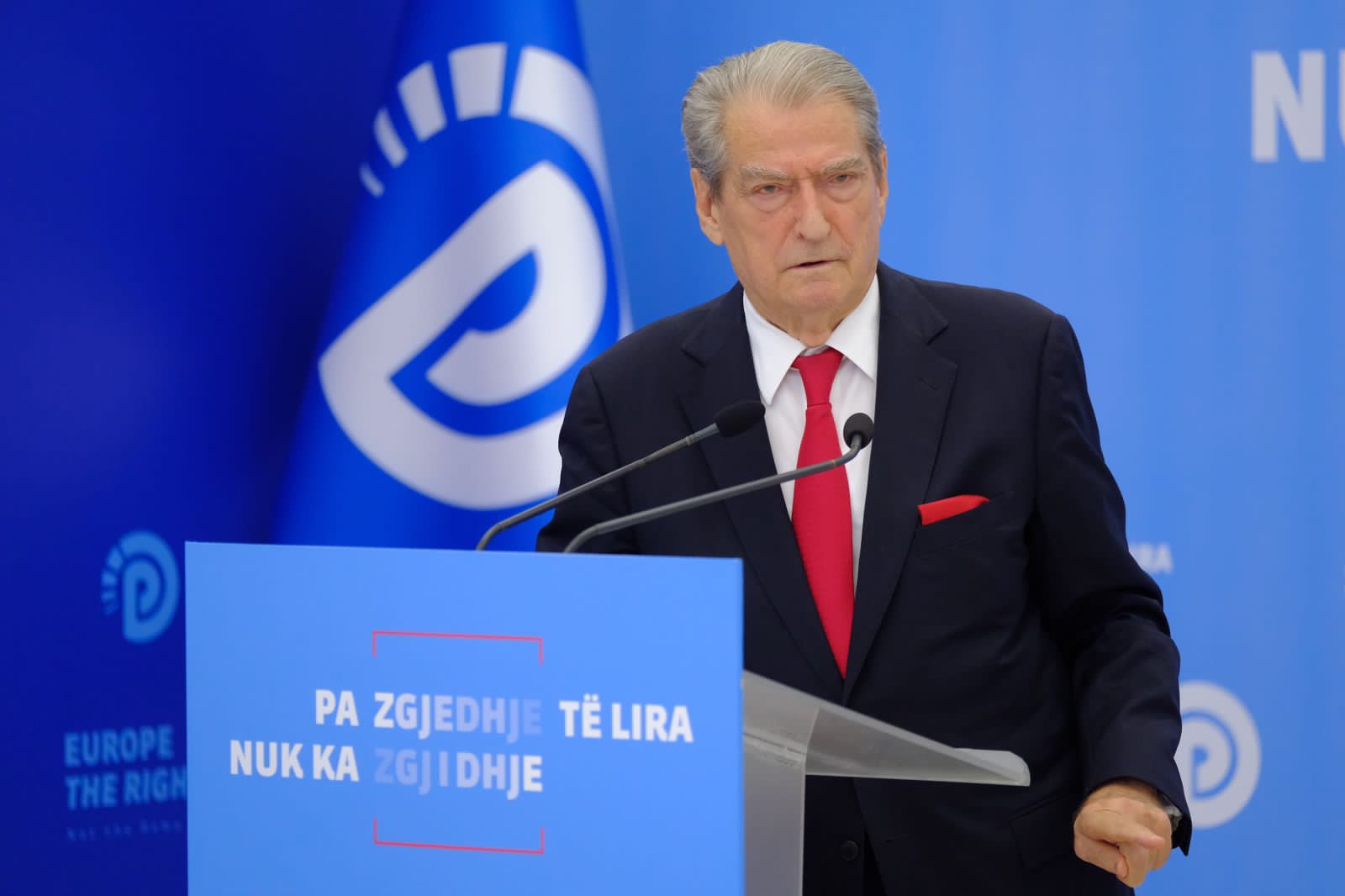 Berisha: Ahmetaj të tregojë ku ishte kur Rama i shkoi me avion për t’i imponuar firmosjen