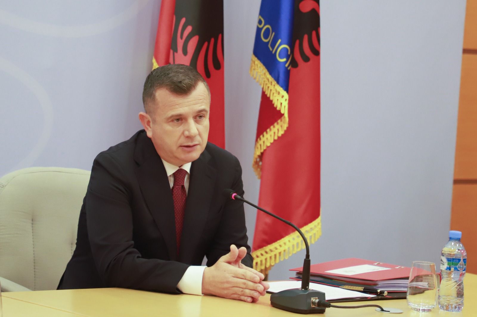 Çuçi ia kalon zyrën Taulant Ballës, zhvillohet ceremonia