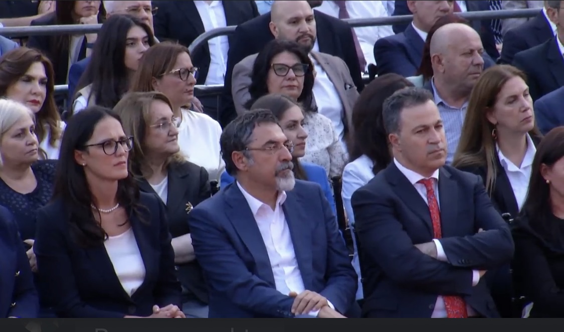Nis ceremonia e nderimit të Klinton, të ftuarit e Ramës nga një anë e politikës. Mungon Presidenti Begaj