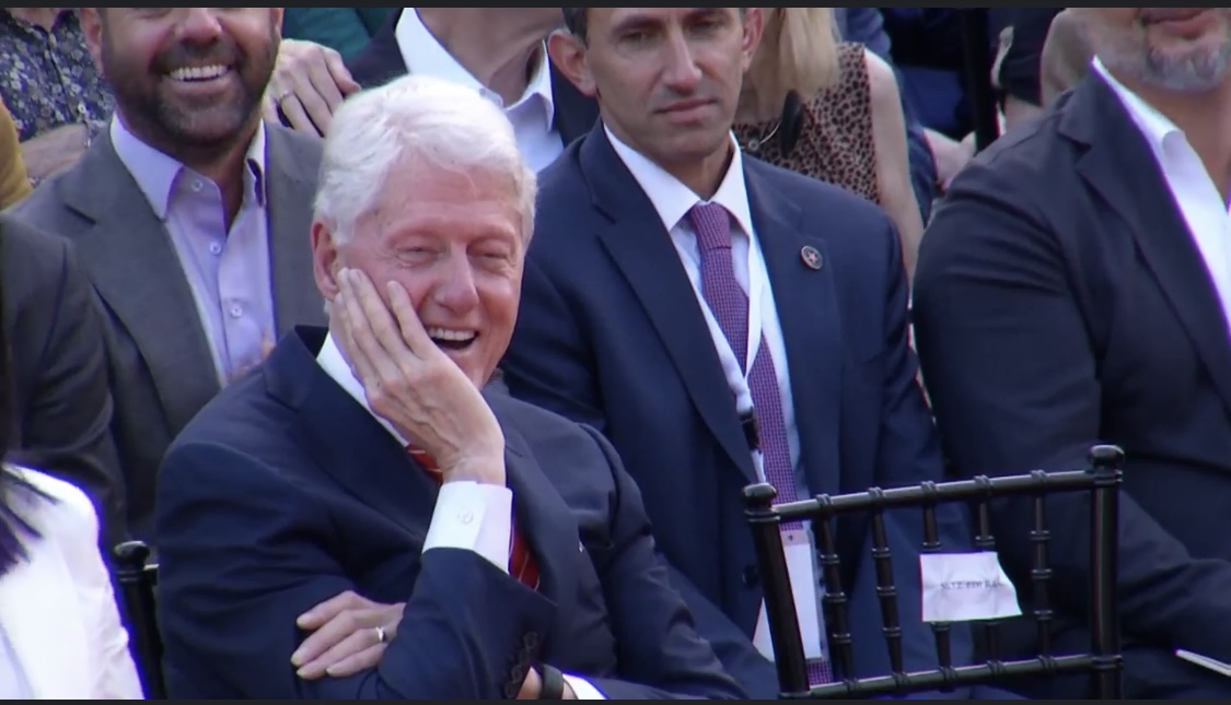 Klinton-ët e Kosovës përshëndesin Bill Klinton