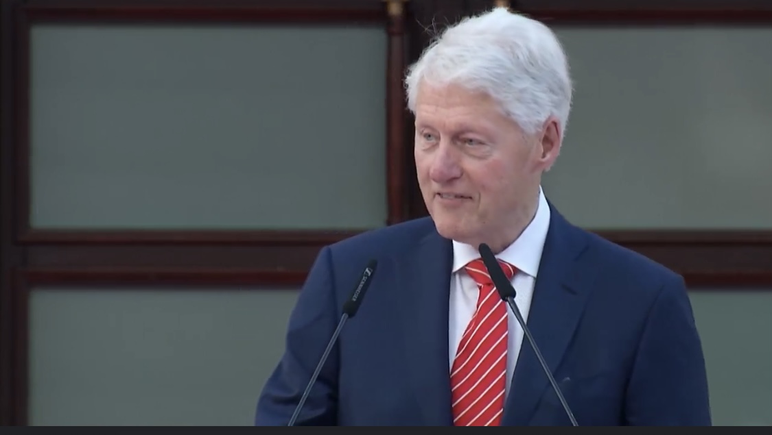 Klinton-ët e Kosovës përshëndesin Bill Klinton