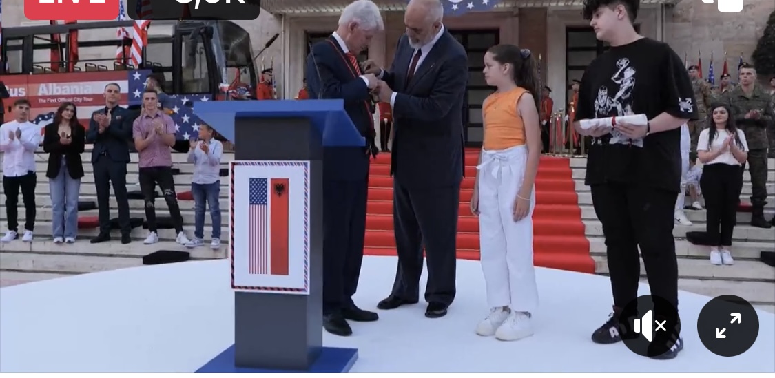 Klinton nderohet me “Yllin e Mirënjohjes”
