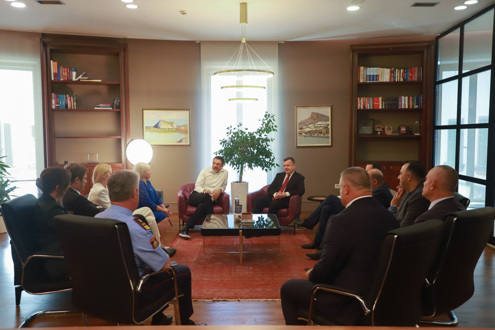 Çuçi ia kalon zyrën Taulant Ballës, zhvillohet ceremonia