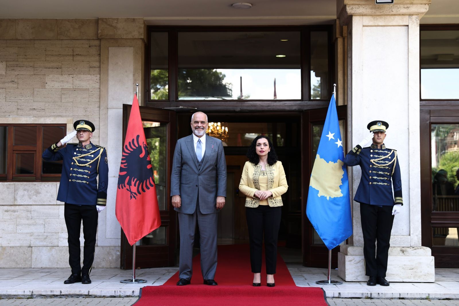 Konjufca tregon pse Kurti pak metra nga zyra e takimit Osmani-Rama, nuk pret kryeministrin nga Tirana. Konjufca: 3 arsye pse qëndrimi i Tiranës dëmton Kosovën