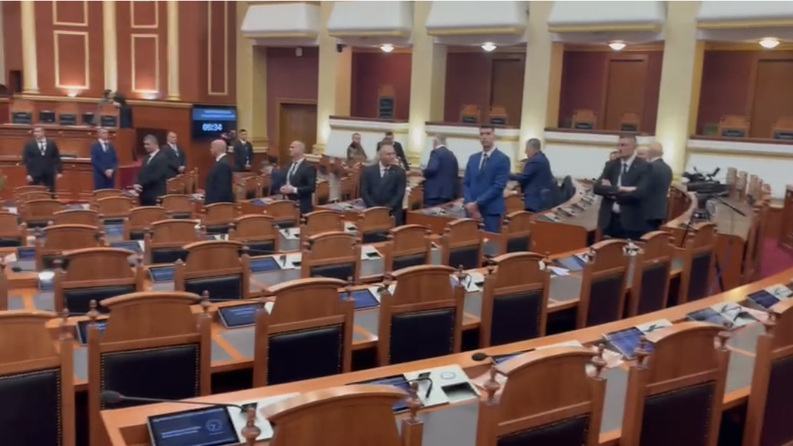 Opozita bllokohet te dera e Parlamentit. Deputetët e PD, strategji tjetër, ndalohen deputetët e qeverisë të hyjnë, debati Bardhi-Xhaçka
