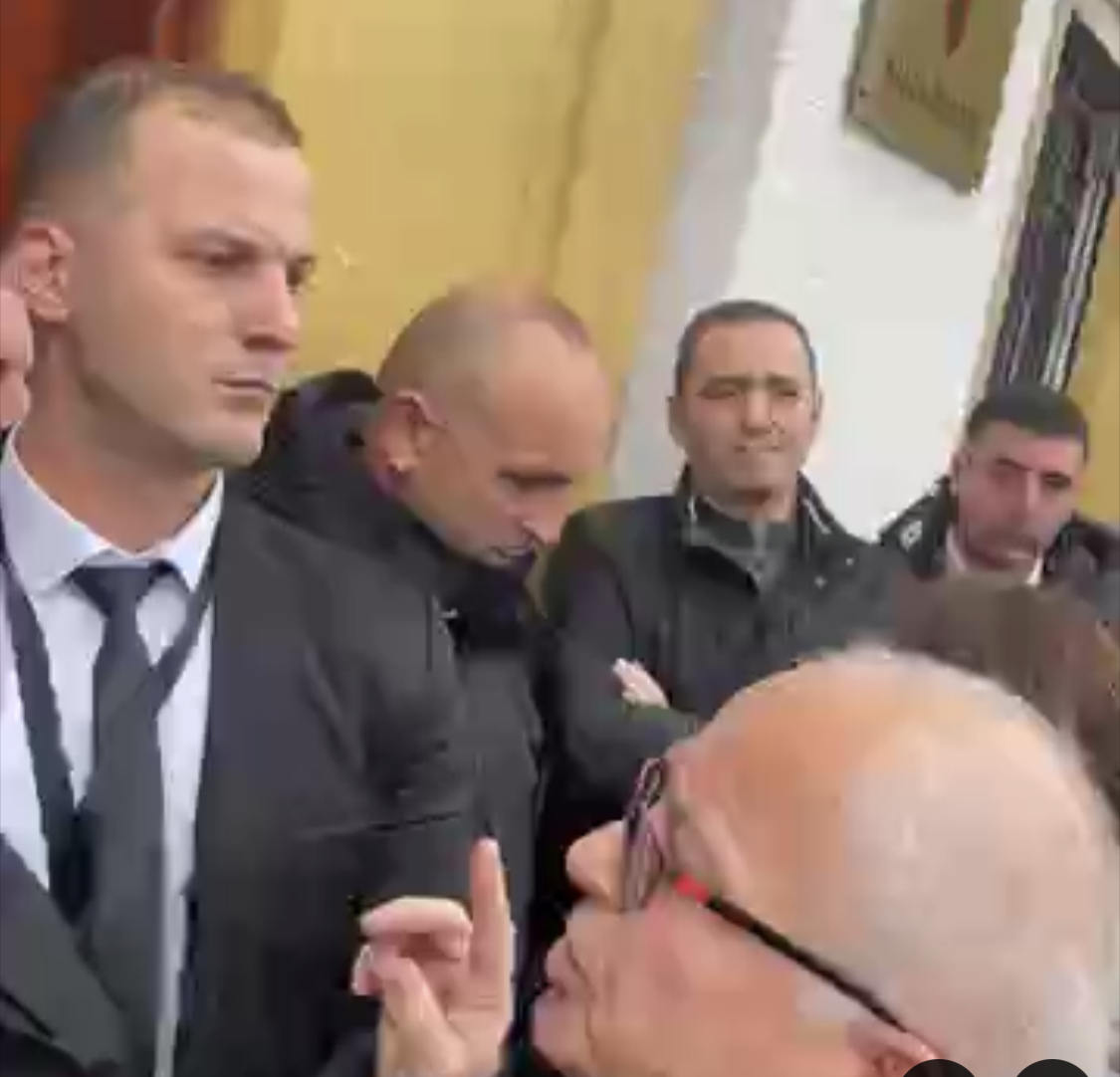 Opozita bllokohet te dera e Parlamentit. Deputetët e PD, strategji tjetër, ndalohen deputetët e qeverisë të hyjnë, debati Bardhi-Xhaçka