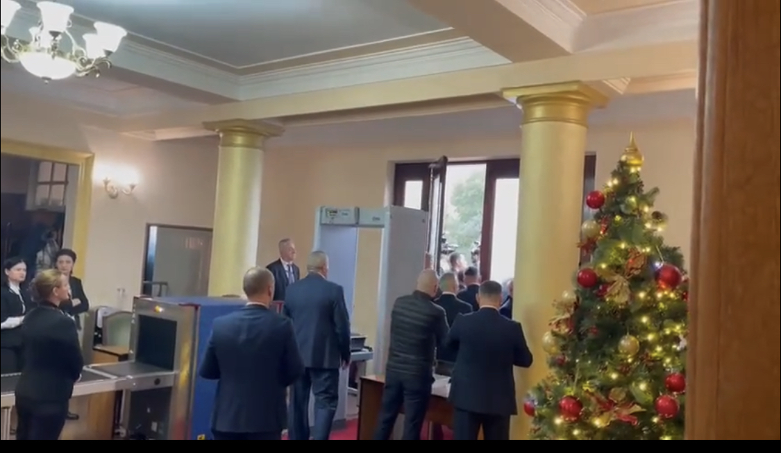 Opozita bllokohet te dera e Parlamentit. Deputetët e PD, strategji tjetër, ndalohen deputetët e qeverisë të hyjnë, debati Bardhi-Xhaçka