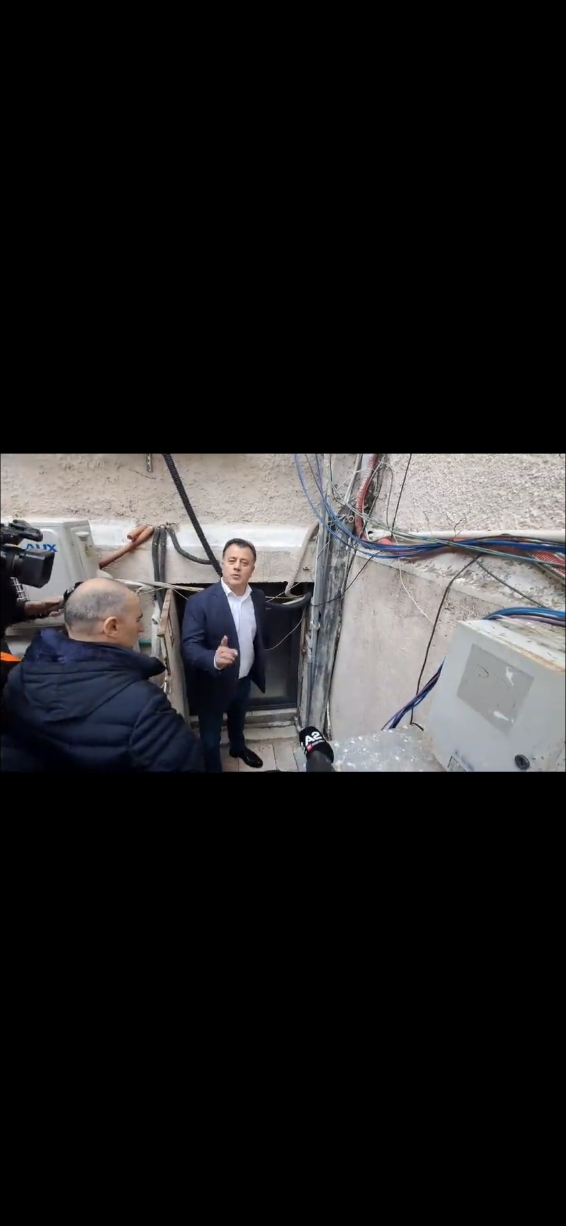 Deputetët e mazhorancës kalojnë nga një dritare podrumi të kaldajës
