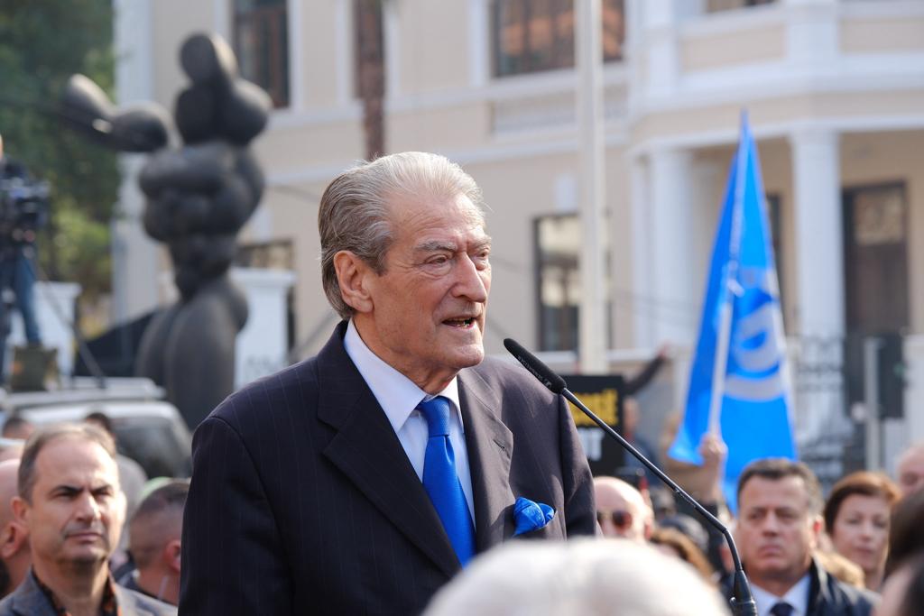 Protesta para Parlamentit, qytetarët të zemëruar kundër arrestimit të Berishës