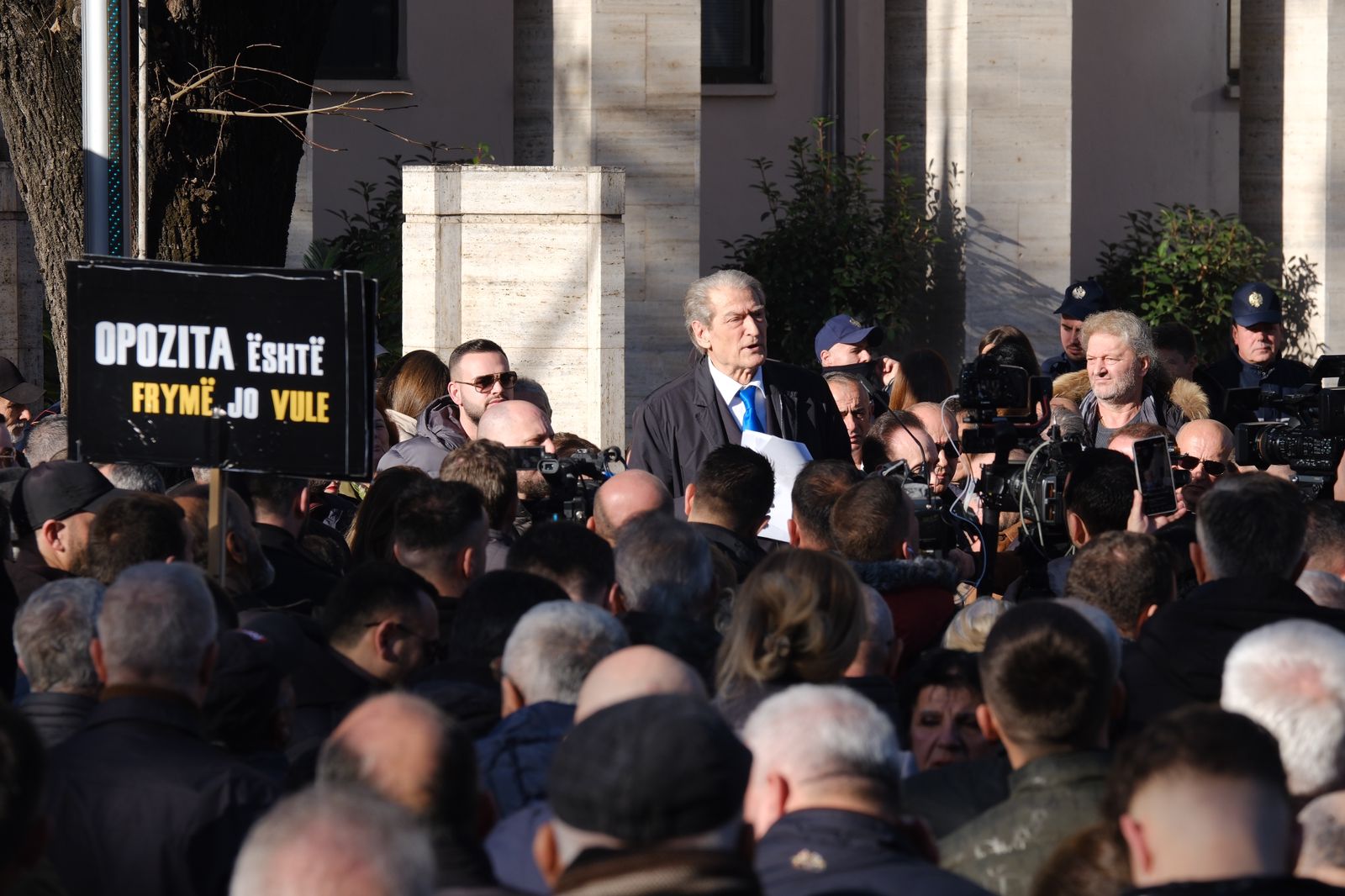 Demokratët protestë tek Gjykata e Lartë, Berisha: Edhe Hitleri e bëri holokaustin me gjykata