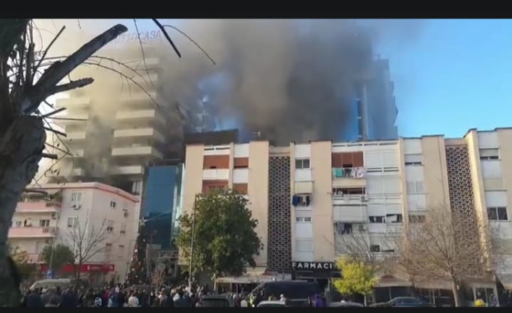 Qendra tregtare me 4 katet në flakë, shkatërrohen dhjetra njësi