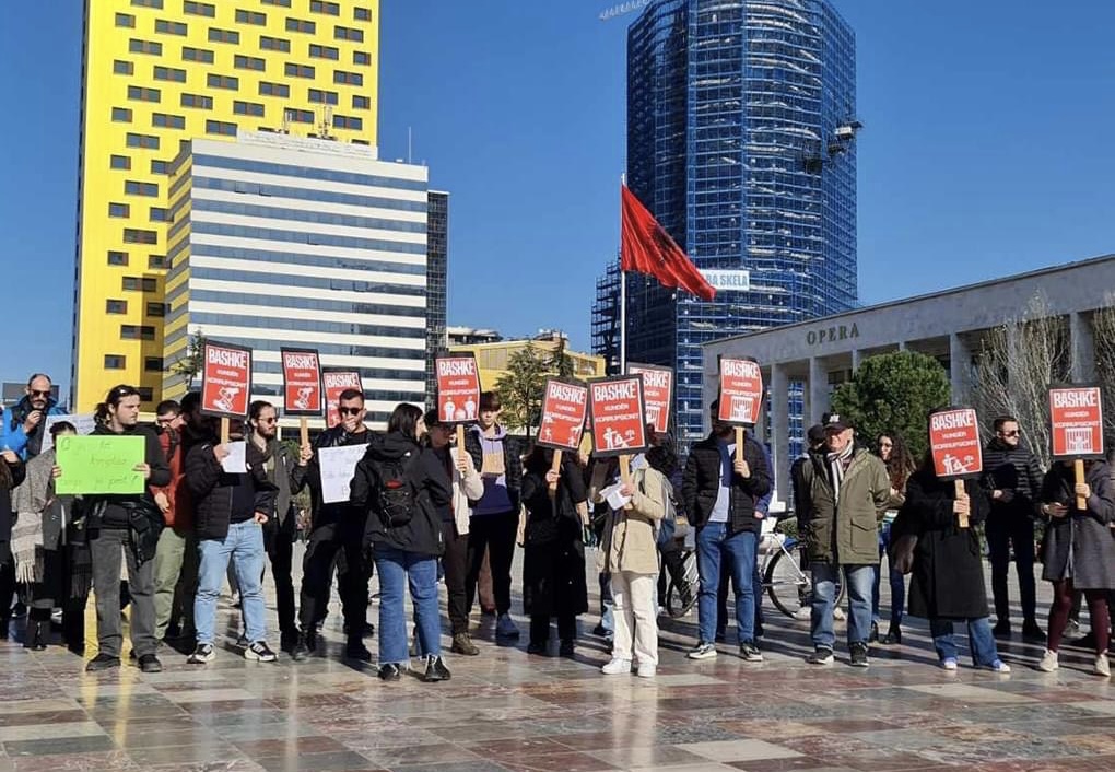 Protestë në sheshin Skënderbej në Tiranë: Bashkë kundër korrupsionit!