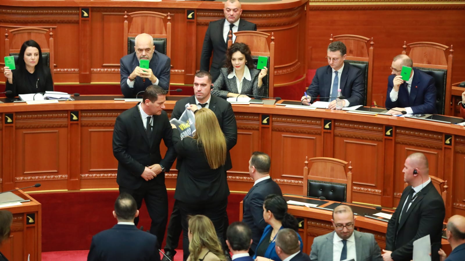 FOTOGALERI/ Protesta e opozitës në Parlament, i vënë Ramës para hundës sloganin “Shkatërrues i demokracisë”