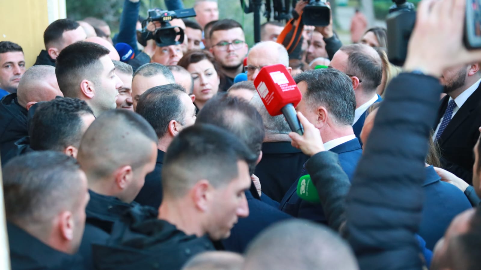 Mbyllet Parlamenti, por jo protesta. Protestuesit përmbahen nuk po sulmojnë Parlamentin