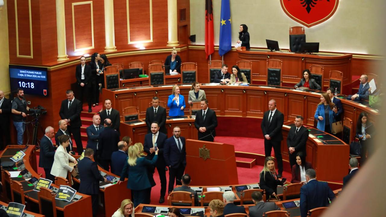 Parlamenti miraton marrëveshjen Rama-Meloni, një parti e opozitës bashkoi votat