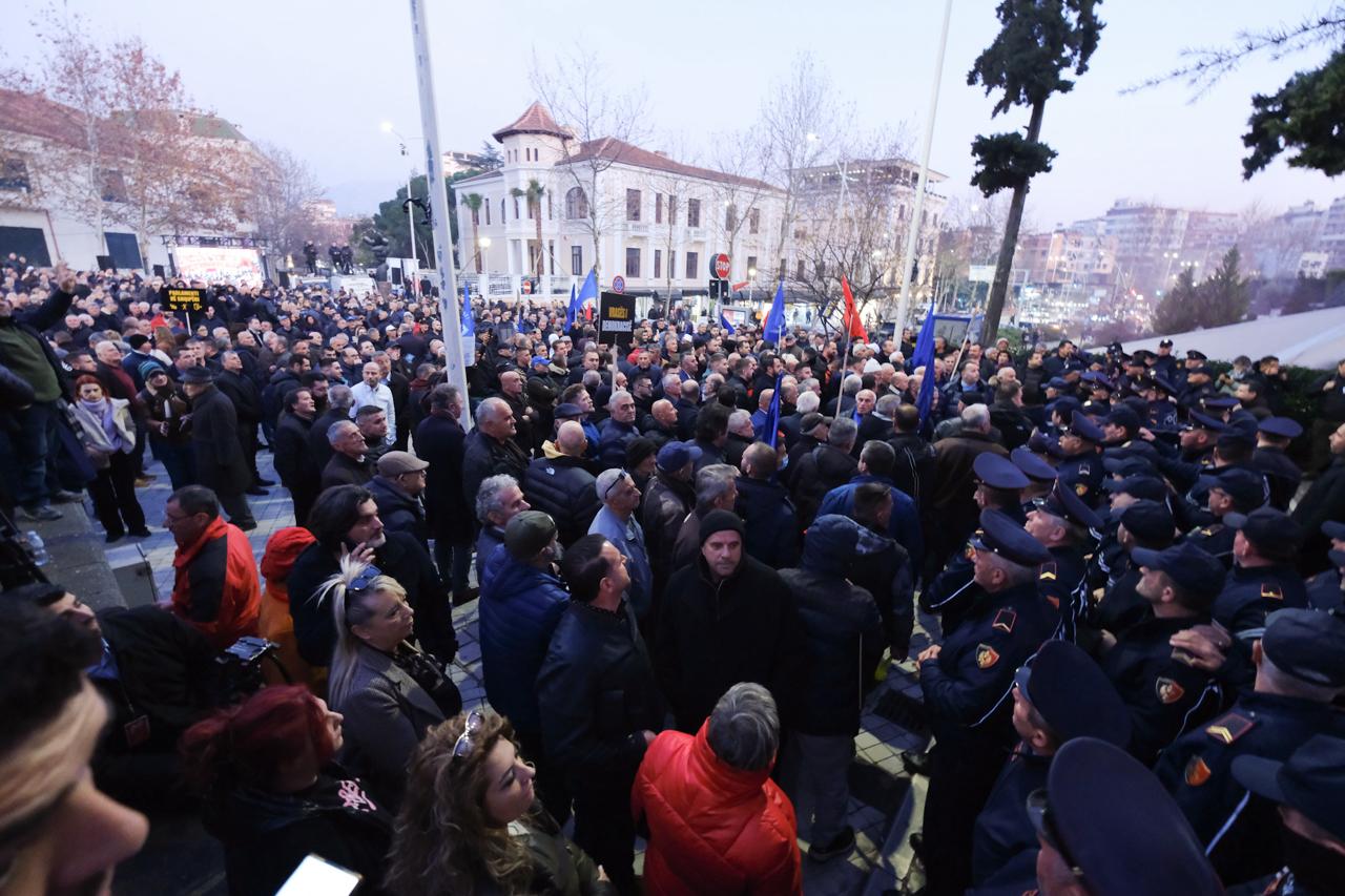 Mbyllet Parlamenti, por jo protesta. Protestuesit përmbahen nuk po sulmojnë Parlamentin