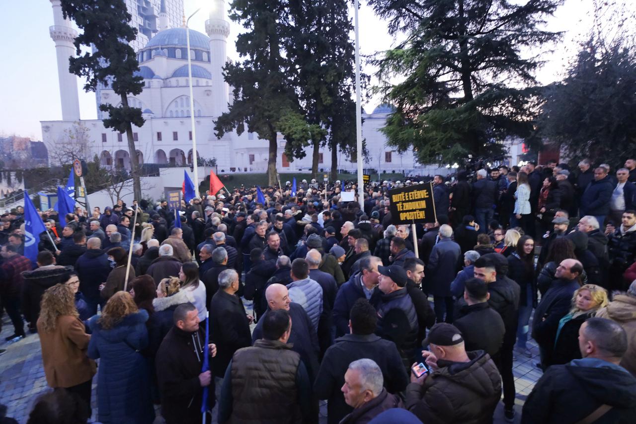 Mbyllet Parlamenti, por jo protesta. Protestuesit përmbahen nuk po sulmojnë Parlamentin