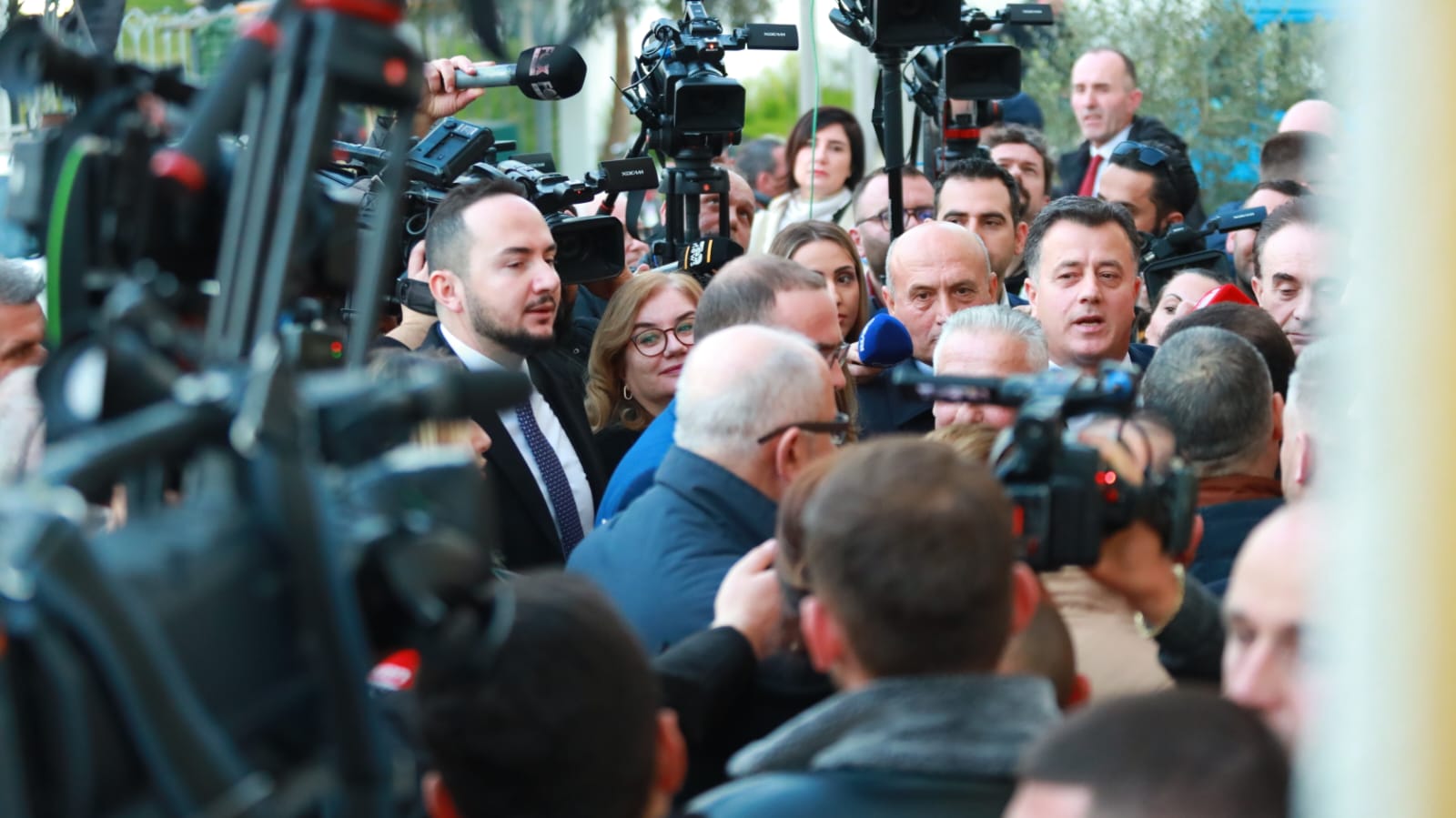 Protestë e madhe te Parlamenti, Edi Rama vë gardën të ndalë deputetët e opozitës