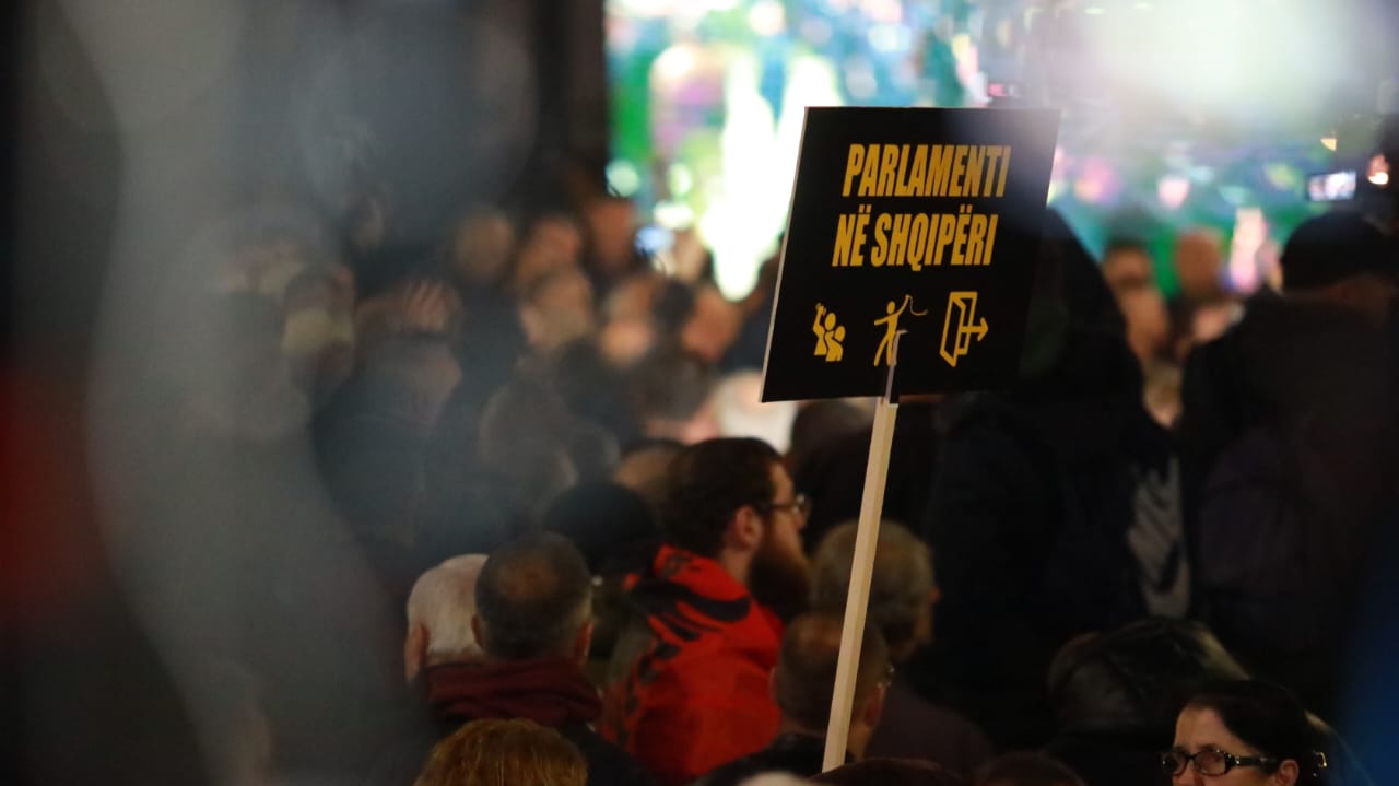 Gazment Bardhi bashkohet me protestuesit para shtëpisë së Berishës