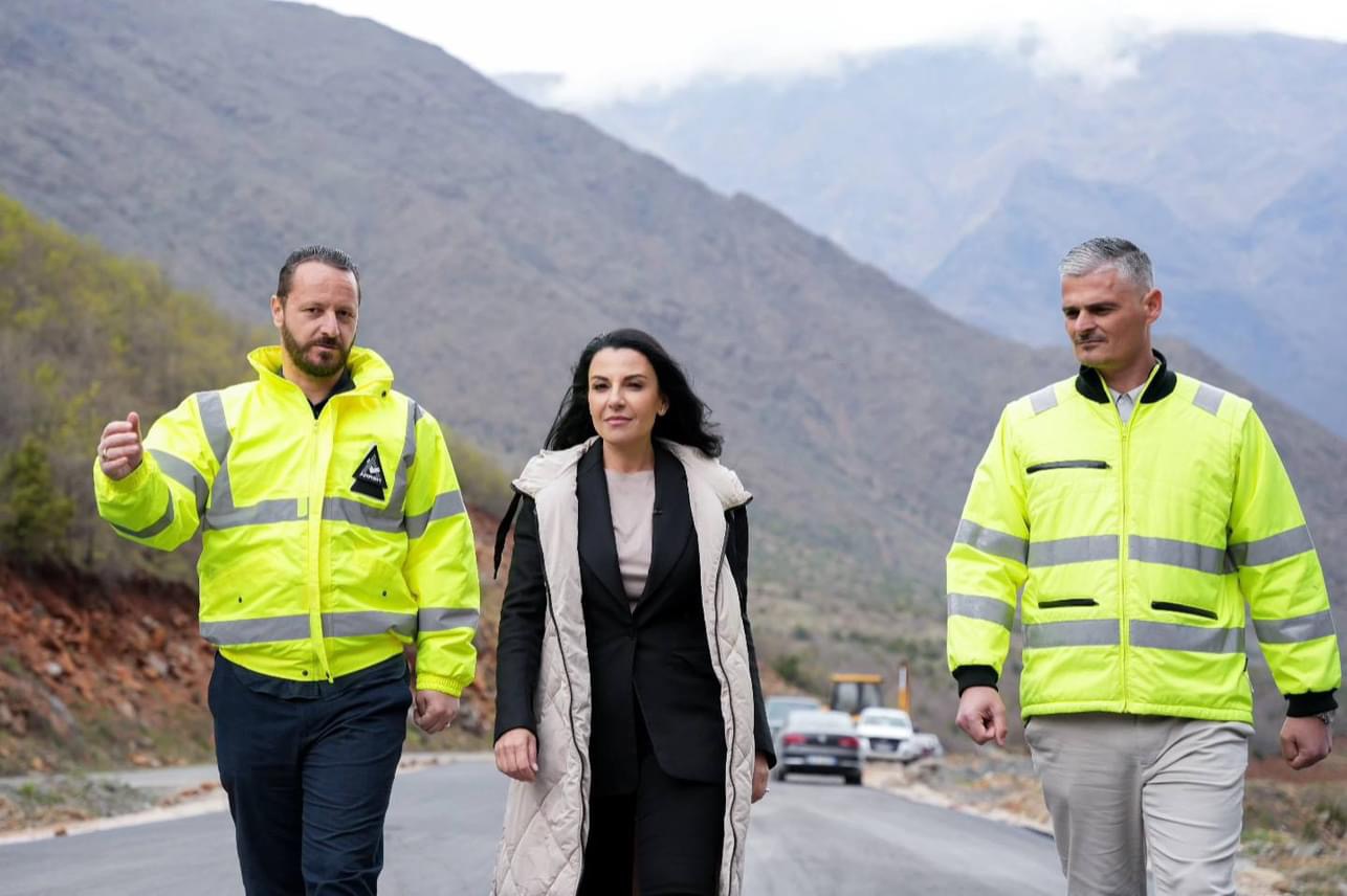 Berberi drejtor, biznes me kompaninë e vet për projektimin e kullave për karikimin e makinave elektrike në të gjithë vendin