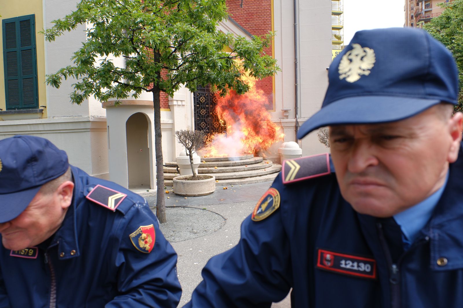 Protestë e tensionuar te bashkia e Tiranës, qytetarët kërkojnë ndëshkimin e Veliajt: Na vodhi, të ikë!