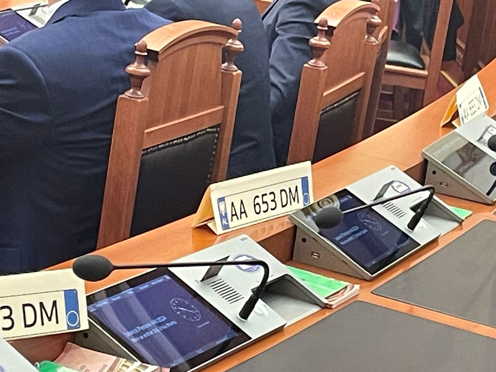 Rama refuzoi interpelancën, por deputetët e opozitës i lënë targën në cdo tavolinë