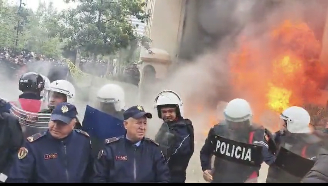Protestuesit e vënë zjarrin bashkisë së Tiranës: Na keni vjedhur, ikni!