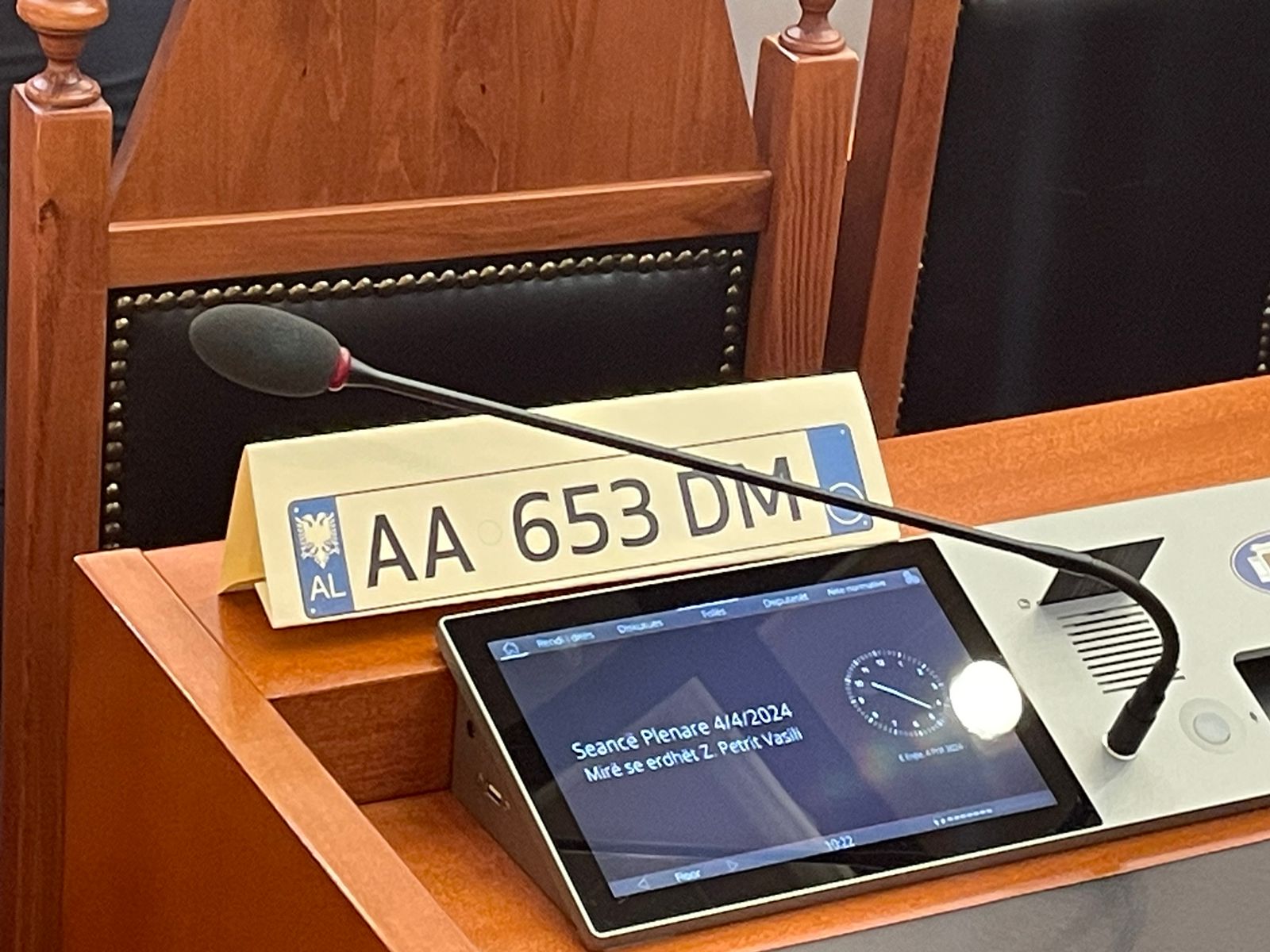 Rama refuzoi interpelancën, por deputetët e opozitës i lënë targën në cdo tavolinë