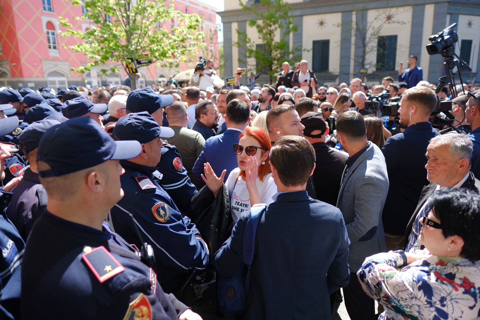 Protestë e madhe para bashkisë së Tiranës, pse nuk arrestohet Erion Veliaj