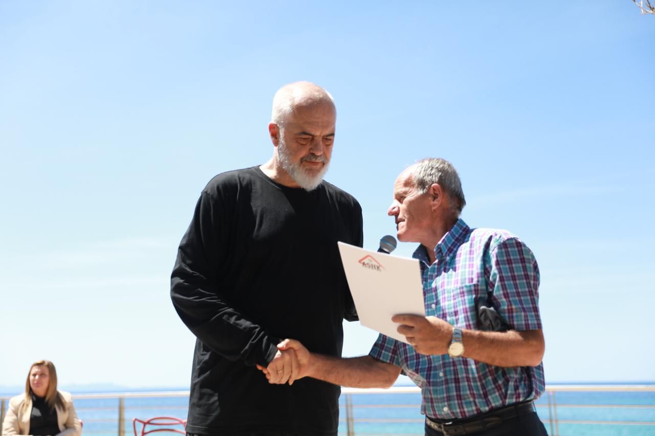 Rama shpërndan tituj pronësie në Himarë, bëhet fjalë për shtëpitë