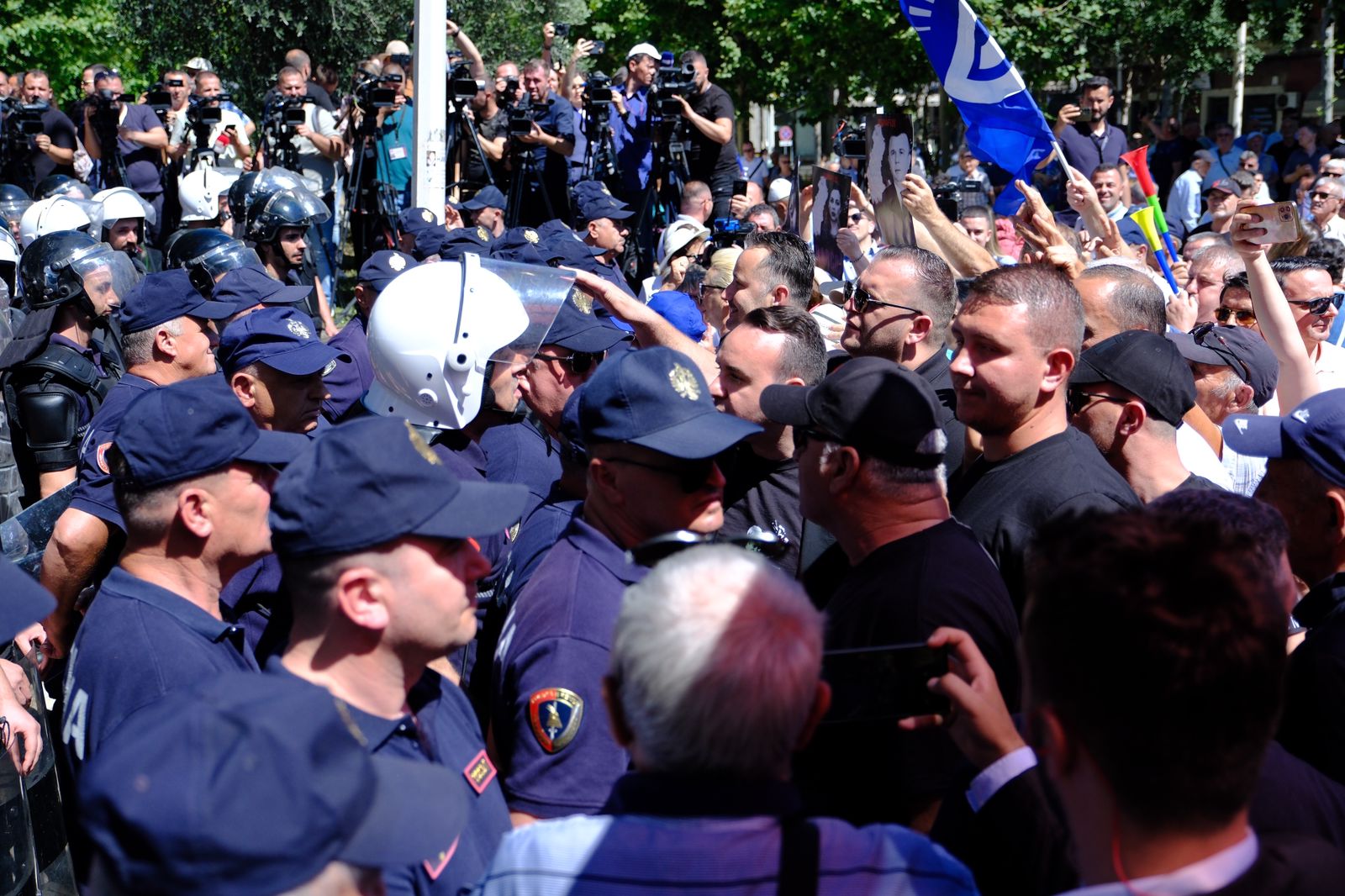 Protestë e madhe para Kuvendit, policia rrethon ndërtesën