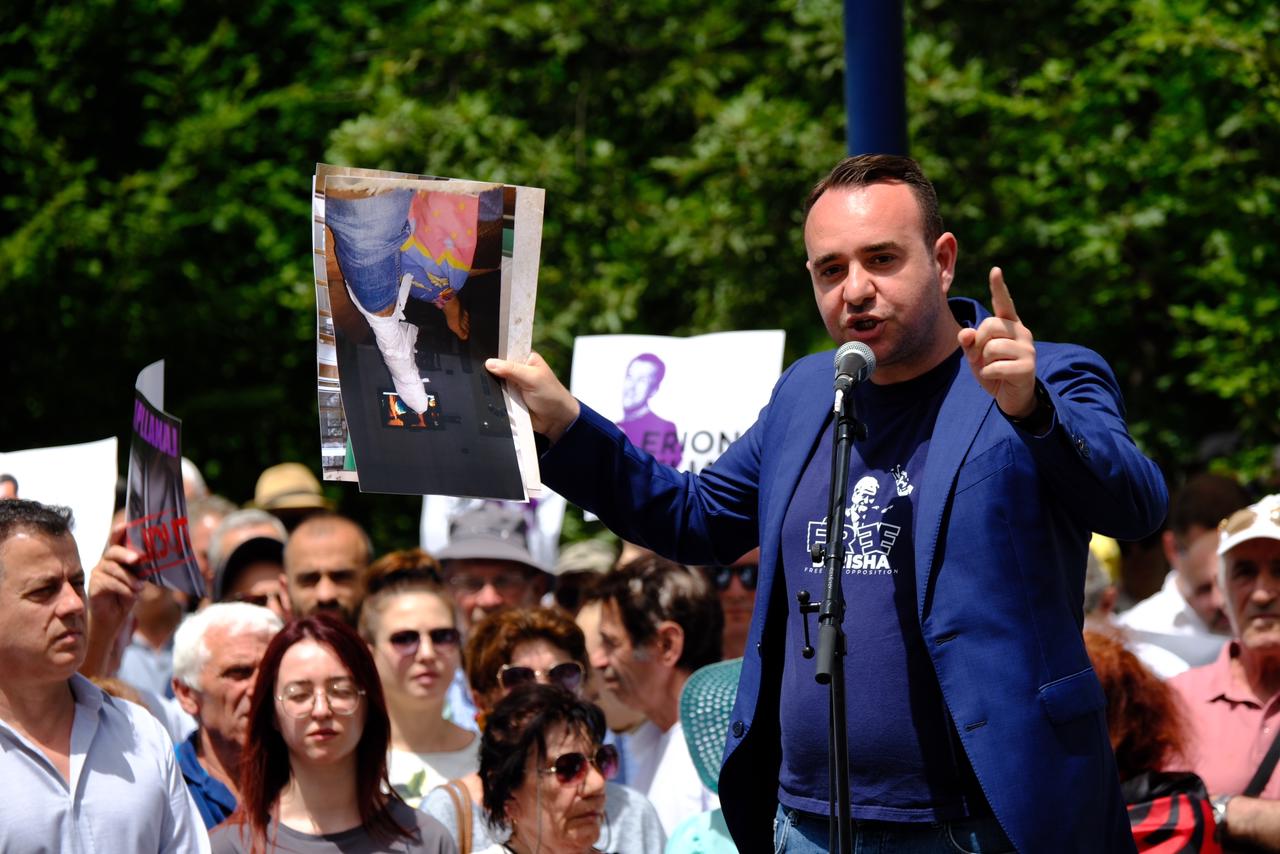 Protestë te bashkia e Tiranës, manekini ‘Erion Veliaj’ në pranga dhe kostum burgu