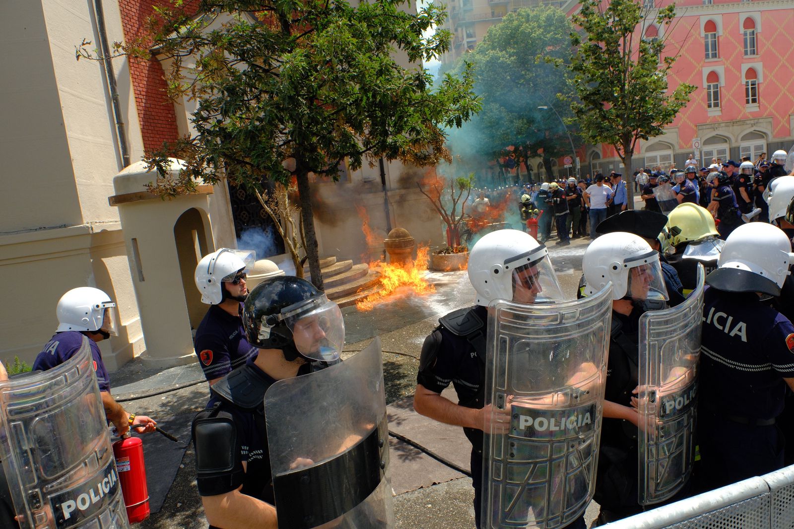 Protestë e tensionuar para bashkisë së Tiranës. Zjarr, molotov dhe përplasje fizike